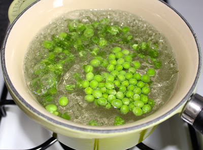 Blanching-fresh-peas-1