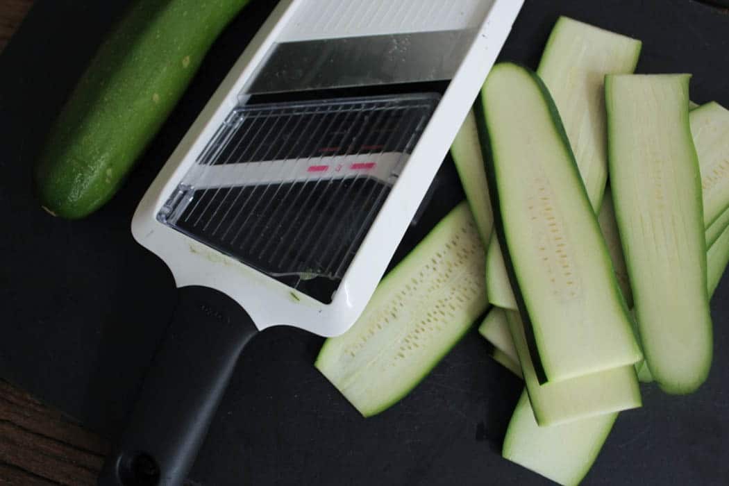 zucchini-pasta-with-cherry-tomatoes-step-1-2