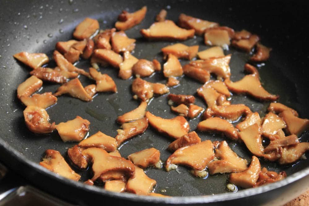 grilled-pita-pizzas-with-prosciutto-chanterelles-arugula-and-a-fried-egg-step-2