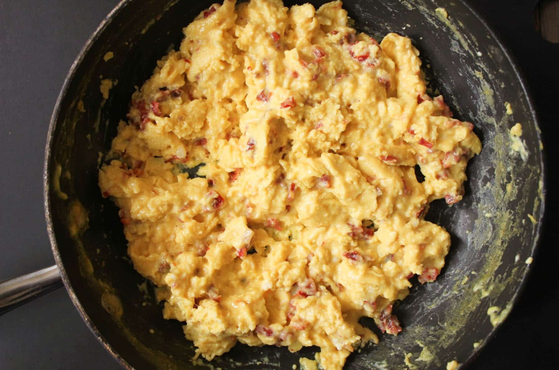 goat-cheese-and-sun-dried-tomato-egg-sandwiches-with-crispy-prosciutto-step-7